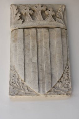 İtalya, Napoli, 13 Ekim 2017. Certosa, San Martino, yıl 1325, anıtsal dini kompleks. Mermer arması casati procurators cloister koridor.