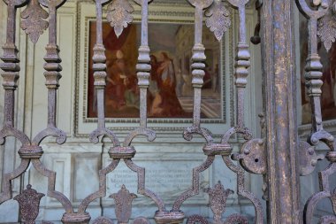 İtalya, Napoli, 13 Ekim 2017. Certosa, San Martino, yıl 1325, anıtsal dini kompleks. Kilisenin pronaos için giriş kapısı.