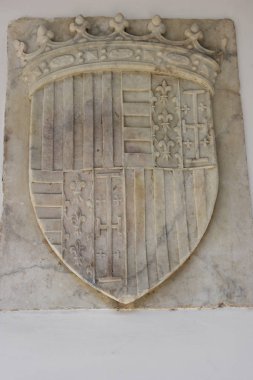 İtalya, Napoli, 13 Ekim 2017. Certosa, San Martino, yıl 1325, anıtsal dini kompleks. Mermer arması casati procurators cloister koridor.