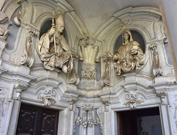 İtalya, Napoli, 13 Ekim 2017. Certosa, San Martino, yıl 1325, anıtsal dini kompleks. Büyük manastır. Köşe kapılar üzerinde Cosimo Fanzago tarafından büstler
