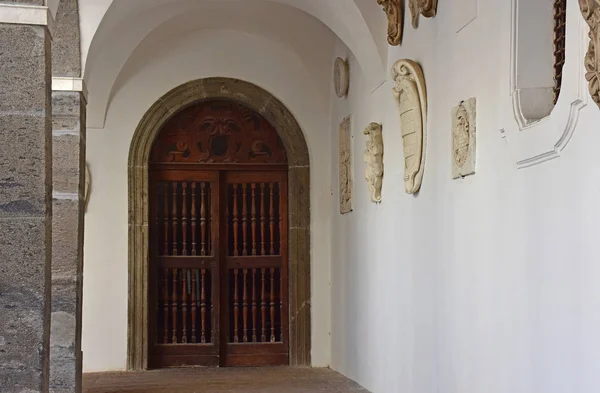 İtalya, Napoli, 13 Ekim 2017. Certosa, San Martino, yıl 1325, anıtsal dini kompleks. Procurators manastır eski ahşap kapı.
