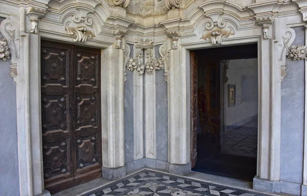 İtalya, Napoli, 13 Ekim 2017. Certosa, San Martino, yıl 1325, anıtsal dini kompleks. Büyük manastır. Köşe kapılar Cosimo Fanzago tarafından yapılan büstler altında.