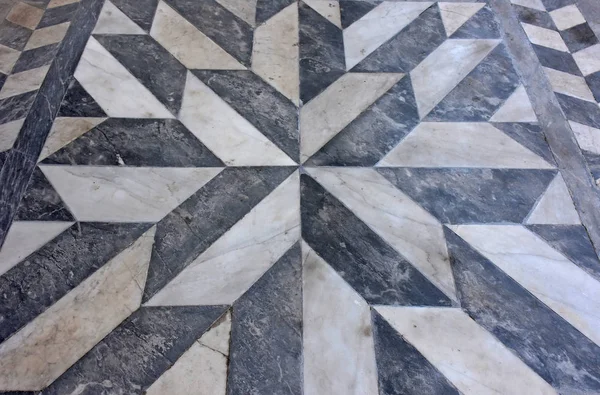 Çeşitli geometrik şekiller, siyah ve beyaz zemin. İtalyan dini çevrelerde 1600/1700'kullanımda