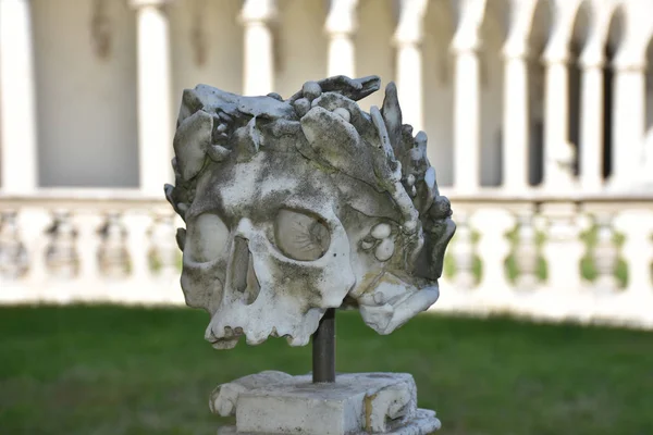 İtalya, Napoli, 13 Ekim 2017. Certosa, San Martino, yıl 1325, anıtsal dini kompleks. Büyük manastır. Kafatası 3 büyük manastır Ortaçağ korkuluk olarak.
