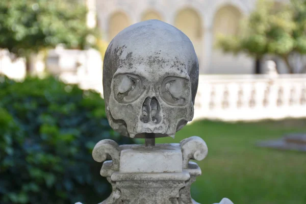 İtalya, Napoli, 13 Ekim 2017. Certosa, San Martino, yıl 1325, anıtsal dini kompleks. Büyük manastır. Büyük manastır Ortaçağ korkuluk 1 kafatasında.