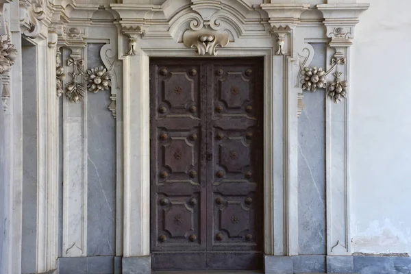 İtalya, Napoli, 13 Ekim 2017. Certosa, San Martino, yıl 1325, anıtsal dini kompleks. Büyük manastır. Arcades koridorlarında antik kapı.