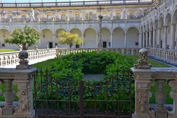 İtalya, Napoli, 13 Ekim 2017. Certosa, San Martino, yıl 1325, anıtsal dini kompleks. Büyük manastır. Fanzaghian mezarlığı.