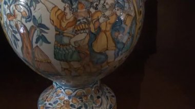 4 k İtalya, Napoli, 13 Ekim 2017, Museo Certosa di San Martino, dini anıt kompleksi 1325 yılın. Özgün tarihsel vazo civarında 1699 kurulan eski eczane