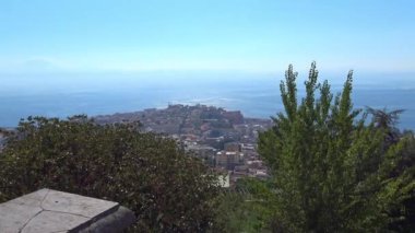 4k Körfez Panoraması İtalya, Napoli, San Martino Certosa asılı bahçeden görüntülendi..