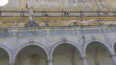 4 k İtalya, Napoli, 13 Ekim 2017, Certosa di San Martino, yıl 1325, anıtsal dini kompleks. Büyük manastır, kemerli revaklı.