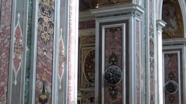 4 k İtalya, Napoli, 13 Ekim 2017, Certosa di San Martino, yıl 1325, anıtsal dini kompleks. Çok renkli mermer sütunlar ve Certosa kilise fresklerle tonoz genel bakış.