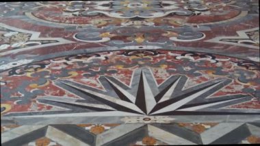 4 k İtalya, Napoli, 13 Ekim 2017, Certosa San Martino, yıl 1325, anıtsal dini kompleks. Değerli çok renkli mermerler ve yüksek sunak Certosa kilisenin yaldızlı ahşap görünümü.