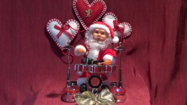 4 k İtalya, Bari, 17/12/2017, Noel ışıkları ile bateri çalıyor onun evinde. Davul sesi ile.