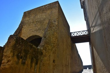 İtalya, Napoli, 12 / Ekim / 2017, Castel Sant'Elmo. Ortaçağ Kalesi, yıl 1329, kısmen yapılmış yaşam kaya (Napoliten sarı tüf); şehrin en yüksek noktasıdır. Üst erişim Köprüsü