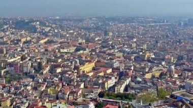 4 k Naples, Castel Sant'Elmo. Ortaçağ Kalesi, 1329, kısmen yapılmış yaşam kaya (Napoliten sarı tüf); şehrin en yüksek noktasıdır. Havalimanı arka plan ile tarihi merkez.