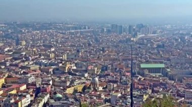 4 k İtalya, Napoli, genel bakış kimden Decumani Capodimonte için. hill Sant'Elmo kaleden.