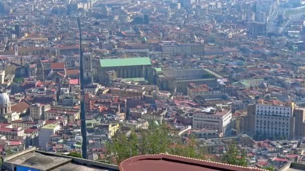 イタリア ナポリ聖キアーラとスパッカ ナポリ地区 サンテルモ城の丘からのズーム — ストック動画
