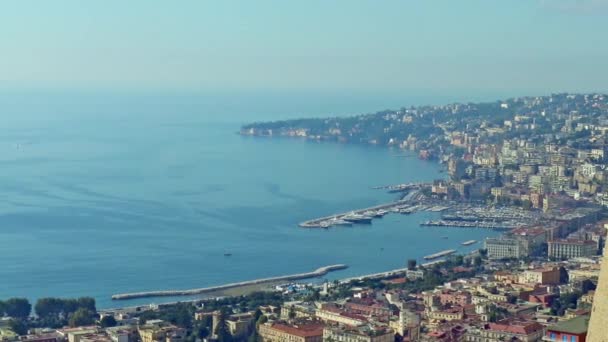 意大利 那不勒斯 卡拉乔洛海滨 Mergellina Posillipo 的看法 从圣艾尔堡山 — 图库视频影像