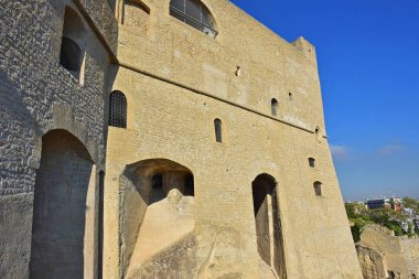 İtalya, Napoli, 12 / Ekim / 2017, Castel Sant'Elmo. Ortaçağ Kalesi, yıl 1329, kısmen yapılmış yaşam kaya (Napoliten sarı tüf); şehrin en yüksek noktasıdır. Ana hücumbotları.