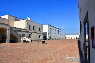İtalya, Napoli, 12 / Ekim / 2017, Castel Sant'Elmo. Ortaçağ Kalesi, yıl 1329, kısmen yapılmış yaşam kaya (Napoliten sarı tüf); şehrin en yüksek noktasıdır. Büyük tören alanı.