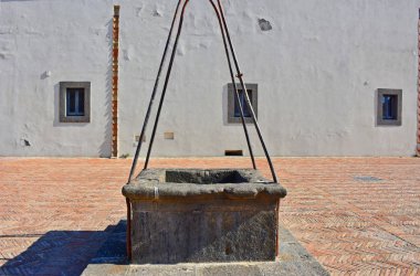 İtalya, Napoli, 12/Ekim/2017, Castel Sant'Elmo. Ortaçağ Kalesi, yıl 1329, kısmen yapılmış yaşam kaya (Napoliten sarı tüf); şehrin en yüksek noktasıdır. Tören