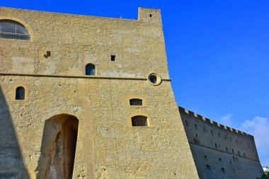 İtalya, Napoli, 12 / Ekim / 2017, Castel Sant'Elmo. Ortaçağ Kalesi, yıl 1329, kısmen yapılmış yaşam kaya (sarı tüf); şehrin en yüksek noktasıdır. Mazgallı duvar ve hücumbotları.