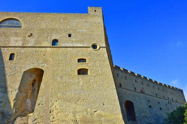 İtalya, Napoli, 12 / Ekim / 2017, Castel Sant'Elmo. Ortaçağ Kalesi, yıl 1329, kısmen yapılmış yaşam kaya (sarı tüf); şehrin en yüksek noktasıdır. Mazgallı duvar ve hücumbotları.