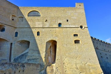 İtalya, Napoli, 12 / Ekim / 2017, Castel Sant'Elmo. Ortaçağ Kalesi, yıl 1329, kısmen yapılmış yaşam kaya (sarı tüf); şehrin en yüksek noktasıdır. Mazgallı duvar ve hücumbotları.