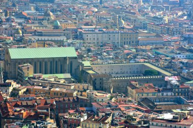 İtalya, Napoli, Santa Chiara ve Saint Elmo Kalesi Tepesi'nden manastır manastır birinci katında.