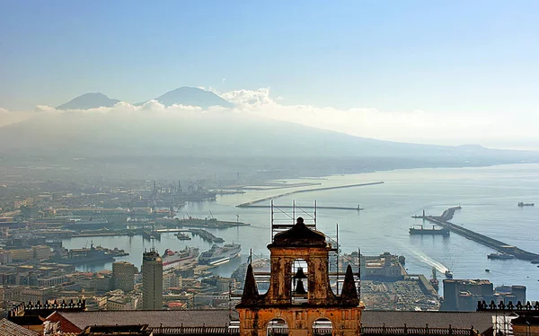 İtalya, Napoli, bağlantı noktası ve kale saint Elmo Tepesi'nden Vesuvius görüntüleme.