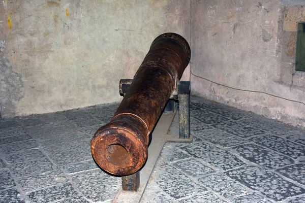 İtalya, Napoli, 12 / Ekim / 2017, Castel Sant'Elmo. Ortaçağ Kalesi, yıl 1329, kısmen yapılmış yaşam kaya (Napoliten sarı tüf); şehrin en yüksek noktasıdır. Ekranda savaş topu.
