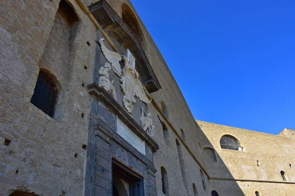 İtalya, Napoli, 12 / Ekim / 2017, Castel Sant'Elmo. Ortaçağ Kalesi, yıl 1329, kısmen yapılmış yaşam kaya (Napoliten sarı tüf); şehrin en yüksek noktasıdır. Giriş faade.