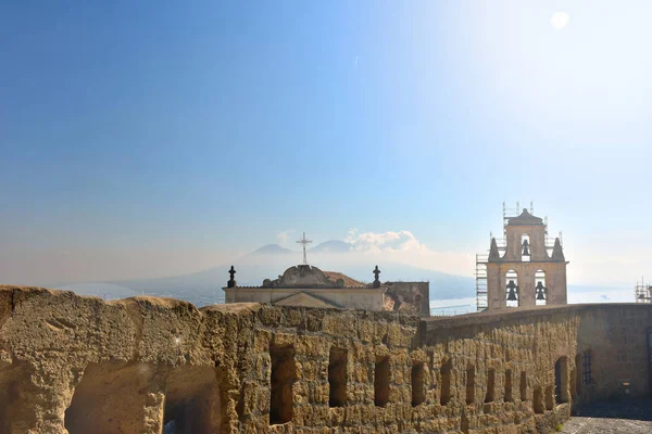 İtalya, Napoli, 12 / Ekim / 2017, Castel Sant'Elmo. Ortaçağ Kalesi, yıl 1329, kısmen yapılmış yaşam kaya (sarı tüf); şehrin en yüksek noktasıdır. Certosa ve Vesuvio görünümü