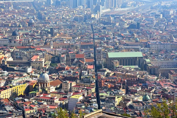İtalya, Napoli, tarihi merkezi ve Decumano aşağı kale saint Elmo Tepesi'nden görünümü.