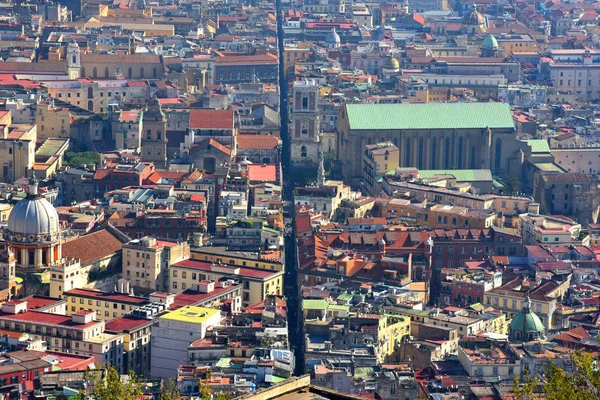 İtalya, Napoli, Saint Elmo Kalesi Tepesi'nden alt Decumano görünümünü.
