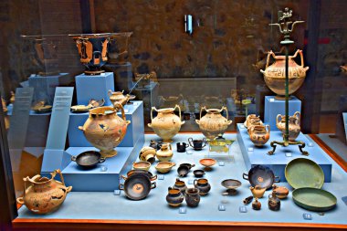 İtalya, Basilicata bölgesi, 10/10/2017, Melfi Kalesi, 11. yüzyıl, Melfese Arkeoloji Müzesinin koltuğu. VII-III sn. B. C cenaze ekipmanları. 