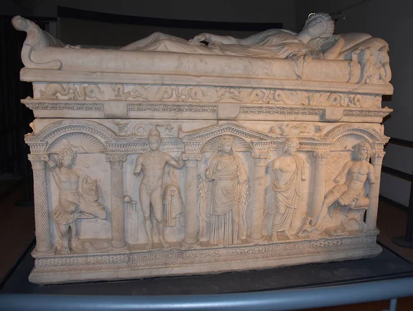 イタリア バジリカータ地方 メルフィ城 11世紀 Melfese 考古学博物館の席 Rapolla の石棺 小アジアのモニュメント 2世紀にさかのぼる — ストック写真