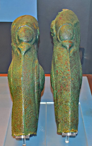 İtalya, Basilicata bölgesi, 10/10/2017, Melfi Kalesi, 11. yüzyıl, Melfese Arkeoloji Müzesinin koltuğu. VII-III ' ü k i cenaze ekipmanları B.C. Bronze zırhlar.
