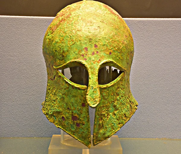 İtalya, Basilicata bölgesi, 10/10/2017, Melfi Kalesi, 11. yüzyıl, Melfese Arkeoloji Müzesinin koltuğu. VII-III sn. B. C cenaze ekipmanları. 