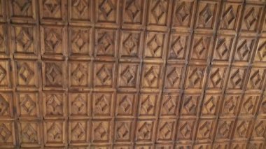 4 k İtalya, Basilicata bölge, 10/10/2017, Melfi Kalesi, 11.asır, Arkeoloji Müzesi koltuğunda. Kakma ahşap dikdörtgen tavanda.