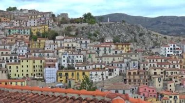 4 k İtalya, Basilicata bölge, Muro Lucano, kale ve antik köy görünümü. Deniz seviyesinden 600 metre kayada ayarla gerçek bir mücevherdir.