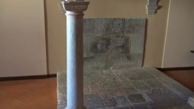 4k İtalya, Basilicata bölge, Melfi kale 11 yüz, Arkeoloji Müzesi koltuk. Yatak odası ve sütunlar.