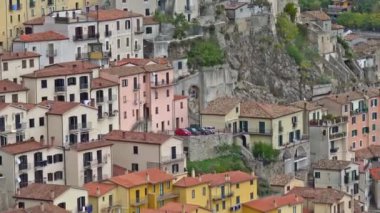İtalya Basilicata bölge, Muro Lucano, zoom kale ve antik köy dışında. Deniz seviyesinden 600 metre kayada ayarla gerçek bir mücevherdir.