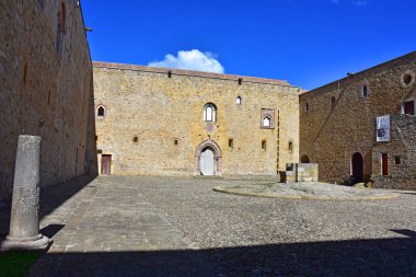 İtalya, Basilicata bölgesi, 10/10/2017, on birinci yüzyılın lagopesole Ortaçağ Kalesi, Saracen ve Norman kökeni, kule ve duvarlar ile paslı duvarlar. Silah Meydanı.