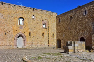 İtalya, Basilicata bölgesi, 10/10/2017, on birinci yüzyılın lagopesole Ortaçağ Kalesi, Saracen ve Norman kökeni, kule ve duvarlar ile paslı duvarlar. Silah Meydanı.