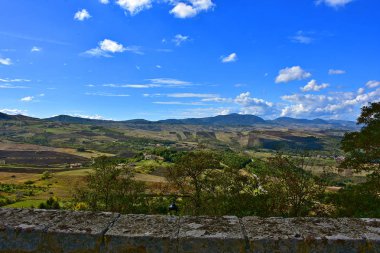 İtalya, Basilicata bölgesi, 10/10/2017, on birinci yüzyılın lagopesole Ortaçağ Kalesi, Saracen ve Norman kökeni, kule ve duvarlar ile paslı duvarlar. Kalenin etrafında Hilly manzara.