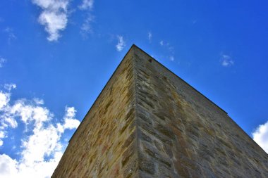 İtalya, Basilicata bölgesi, 10/10/2017, on birinci yüzyılın lagopesole Ortaçağ Kalesi, Saracen ve Norman kökeni, kule ve duvarlar ile paslı duvarlar. Dış duvarlar.