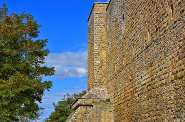 İtalya, Basilicata bölgesi, 10/10/2017, on birinci yüzyılın lagopesole Ortaçağ Kalesi, Saracen ve Norman kökeni, kule ve duvarlar ile paslı duvarlar. Dış duvarlar.