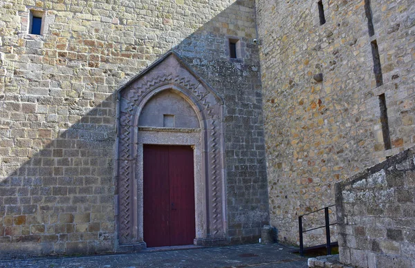 İtalya, Basilicata bölgesi, 10/10/2017, on birinci yüzyılın lagopesole Ortaçağ Kalesi, Saracen ve Norman kökeni, kule ve duvarlar ile paslı duvarlar. Dahili erişim kapısı.