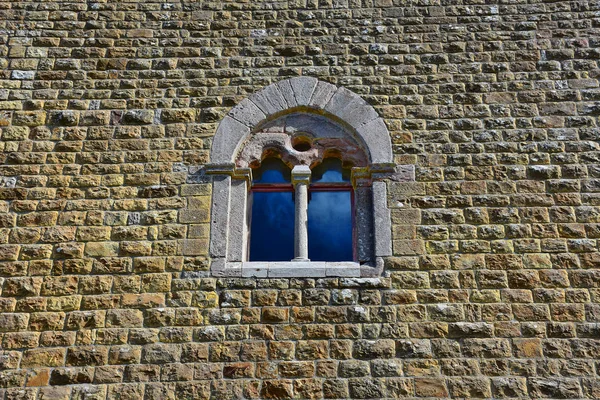 İtalya, Basilicata bölgesi, 10/10/2017, on birinci yüzyılın lagopesole Ortaçağ Kalesi, Saracen ve Norman kökeni, kule ve duvarlar ile paslı duvarlar. Pencere, sermaye ile, dış cephe.